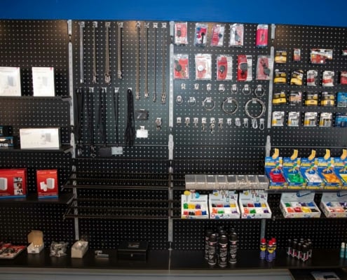 låsekæder og batterier i butikken